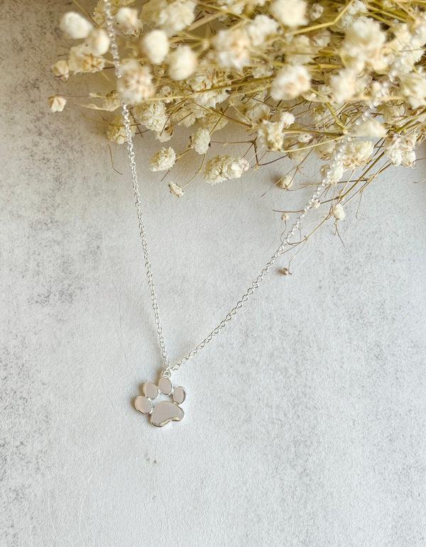 Elegant necklace with paw-shaped pendant in silver