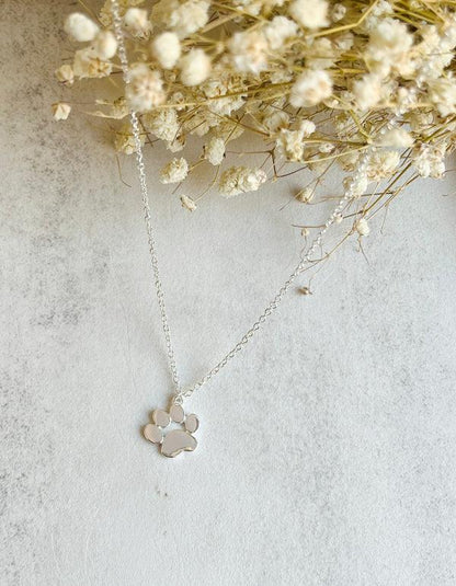 Elegant necklace with paw-shaped pendant in silver